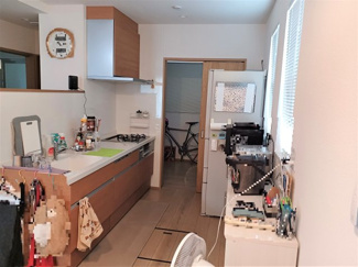 【キッチン】 | 東久留米市中央町4丁目　中古戸建 | 奥には納戸があります。