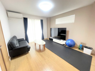 【居間・リビング】 | 東久留米市中央町4丁目　中古戸建 | テレビの大きさは７０型です。