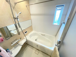 【浴室】 | 東久留米市中央町4丁目　中古戸建 | 広々とした浴槽はとてもリラックスできる大きさです。