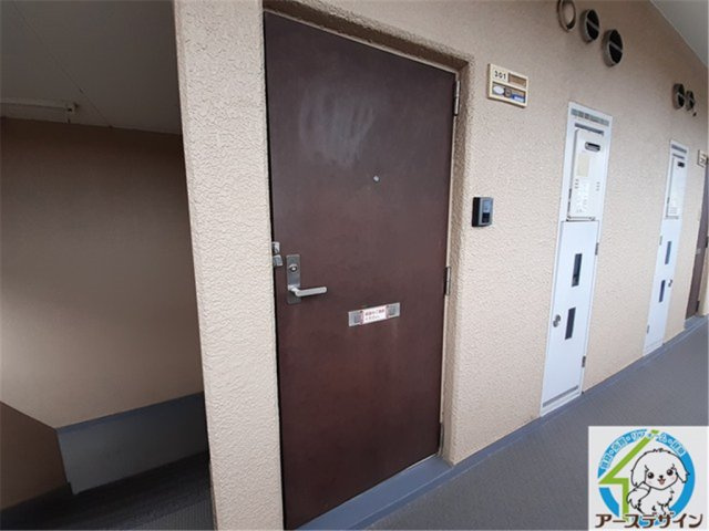 リバーサイドAのエントランス|建物の内部です