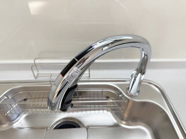 北区赤羽西3丁目 限定1棟のキッチン|衛生的にお料理ができるタッチレス水栓
水栓に触れなくてもセンサーに手をかざすだけで吐水／止水ができます