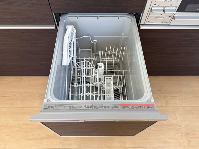 北区赤羽西3丁目 限定1棟のキッチン|食後の片づけに便利な食器洗乾燥機が標準装備です 時間が有効活用でき、節水にもなります
