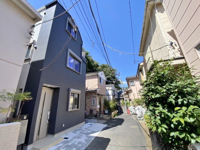 北区赤羽西3丁目 限定1棟の前面道路含む現地写真|南東向き♪陽当り良好！
穏やかな住環境　暮らし心地の良い人気エリアです