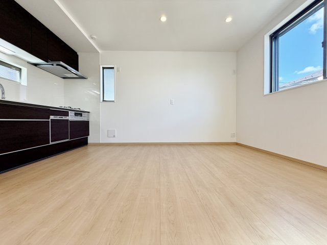 北区赤羽西3丁目 限定1棟の居間・リビング|3面開口の開放的な空間です　足元から暖かい床暖房が標準装備です