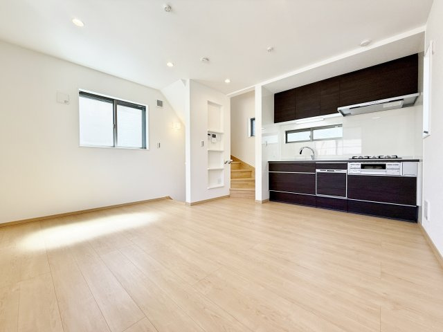 北区赤羽西3丁目 限定1棟のキッチン|小窓を設け換気に優れたシステムキッチンは、食洗機・タッチレス水栓標準装備です