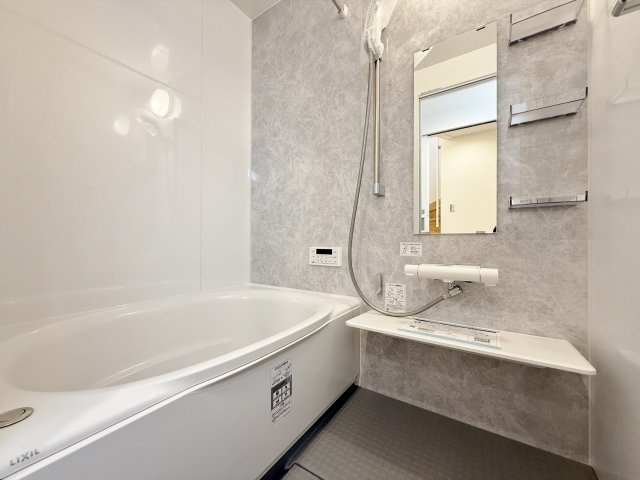 北区赤羽西3丁目 限定1棟の浴室|雨の日のお洗濯や寒い冬場の入浴に便利な浴室換気乾燥機付きです