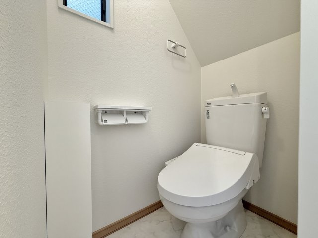 北区赤羽西3丁目 限定1棟のトイレ|換気用小窓もあり、明るく清潔な空間です