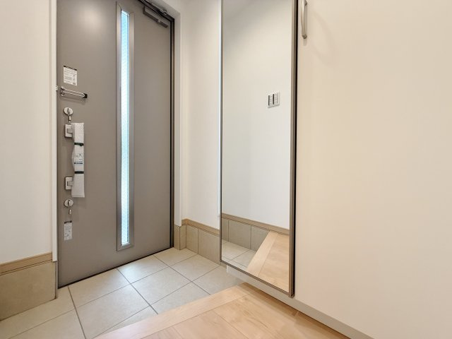 北区赤羽西3丁目 限定1棟の玄関|ミラー付きトール型下足入れ
お出かけ前の身だしなみチェック出来ます