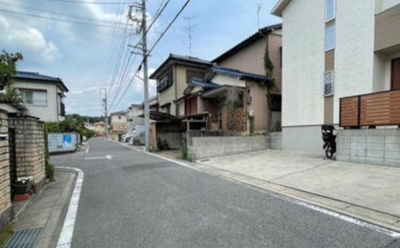 【前面道路含む現地写真】 | AiTOWN名古屋市守山区桜坂2丁目全1棟＜新築一戸建て仲介手数料無料＞ | 前面道路含む現地写真です