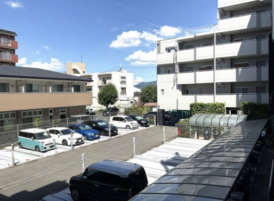 【駐車場】 | シャルマンコーポ伏見向島 | 現在、駐車場の空きがございます（車種による）こちらのマンションは50台の駐車スペースや、来客用の駐車スペースがございます。