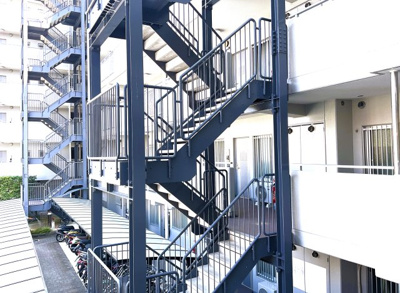 【その他共用部分】 | シャルマンコーポ伏見向島 | 非常階段を下りれば、自転車置場がございます。急いでいる時でもすぐにアクセス出来て大変便利です。