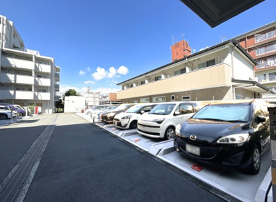 【駐車場】 | シャルマンコーポ伏見向島 | 【駐車場（月額）】8000～10000円
●3段式《24台》上段：10,000円　中段：9,000円　下段：8,000円
●2段式《26台》上段：10,000円　下段：9,000円