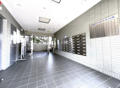 【エントランス】 | シャルマンコーポ伏見向島 | 平日は、いつもやさしい管理人さんがいてくれるので安心です。