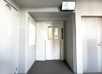 【その他共用部分】 | もちろん、エレベーターも完備されています。防犯カメラも付いているので安心です。
