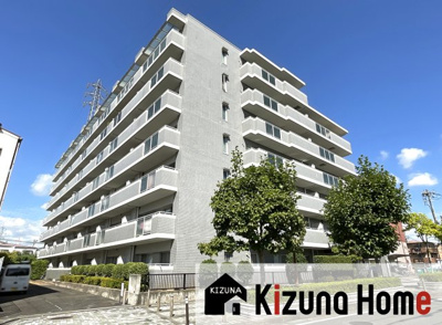 【外観】 | シャルマンコーポ伏見向島 | 近鉄京都線『向島駅』から徒歩8分の便利なマンションは、人気の小中一貫校『向島秀蓮小中学校』が徒歩6分とお子様にも嬉しいマンションです。