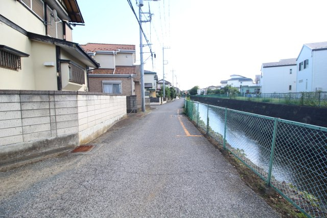 坂戸市片柳　建築条件なし売地　東武東上線『北坂戸駅』徒歩7分　【片柳小学区】の前面道路含む現地写真