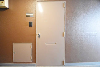 【その他共用部分】 | 皆様をお迎えする、お部屋の玄関ドア。開けやすさや開放角度、ドアノブの操作しやすさや鍵の形状などを、現地で一度ご確認ください。～即日のご見学可能～　お問合せはお気軽にどうぞ。
