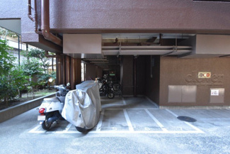【駐車場】 | バイク置き場。空き区画の有無や駐輪料金、サイズおよび排気量規定などについては、改めてお問い合わせください。～即日のご見学可能～　お問合せはお気軽にどうぞ。