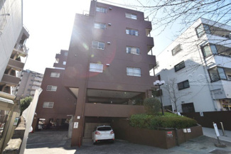 【外観】 | 青空によく映える建物です。手入れの行き届いた外壁やマンション正面エントランスなど、綺麗な姿をぜひ一度、現地にてご覧ください。～即日のご見学可能～　お問合せはお気軽にどうぞ。