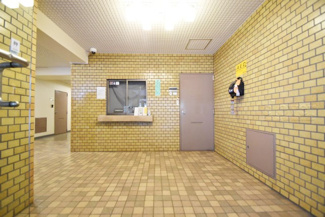 【エントランス】 | お客様を、そして住人を出迎えてくれるマンションのエントランス。ゴミが落ちていないことからも、管理状態の良さや住民の節度の高さが見て取れます。～即日のご見学可能～　お問合せはお気軽にどうぞ。