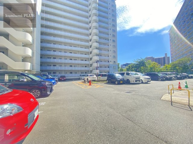 ファミールハイツ城東A棟の駐車場