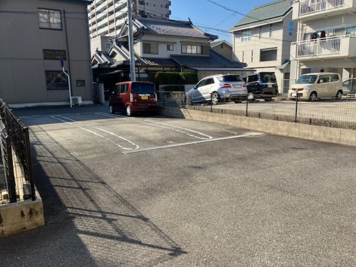 サニーコートの駐車場