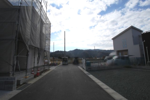 土佐市蓮池　新築戸建　１号棟　【3期2棟】（全2区画）の前面道路含む現地写真