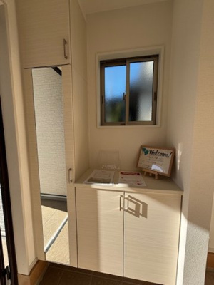 【玄関】 | 神戸市西区秋葉台2丁目　新築戸建　仲介手数料無料！ | シンプルで使いやすい玄関です