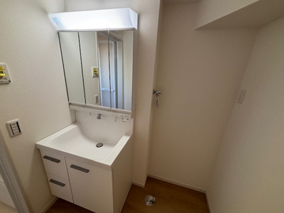 【独立洗面台】 | 神戸市西区秋葉台2丁目　新築戸建　仲介手数料無料！ | 独立洗面台、小物を置くことができて便利です
