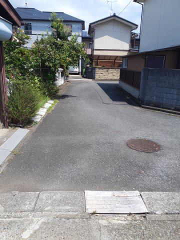 駅徒歩13分・小学校とコンビニが徒歩10分圏内の便利な住宅地の前面道路含む現地写真|対象地内から、対象地の接道の北方向を撮影