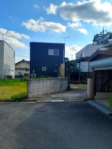 『吹上駅』南口13分・大芦小学校10分圏内の住宅用地の前面道路含む現地写真|対象地の接道の北方向から、対象地の接道部分を撮影