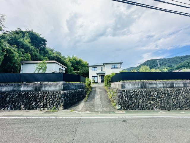 秦野市名古木　敷地271坪住友林業施工の大型中古住宅の前面道路含む現地写真