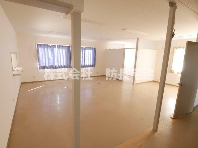 はぐるま座貸事務所の内装|明るい室内です