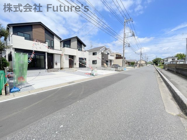 吉川市中野　新築戸建　全2棟　1号棟の前面道路含む現地写真|前面道路含む現地写真です。
