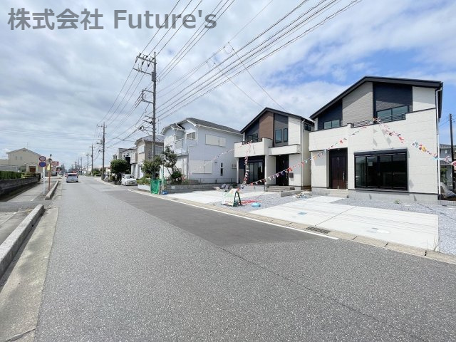吉川市中野　新築戸建　全2棟　1号棟の前面道路含む現地写真|前面道路含む現地写真です。