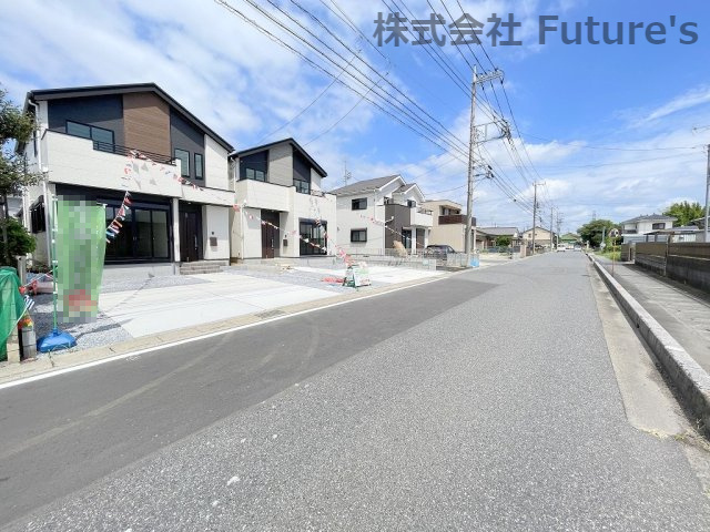 吉川市中野　新築戸建　全2棟　2号棟の前面道路含む現地写真|前面道路含む現地写真です。