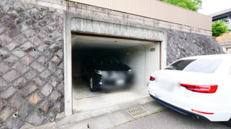 【駐車場】 | 地下車庫には1台駐車可能　シャッター付きなのでバイクの保管にも良さそうです。