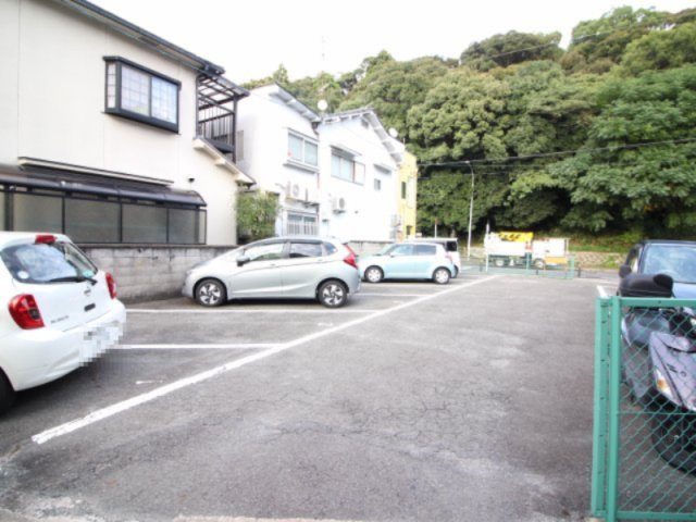 クレールコートA棟の駐車場