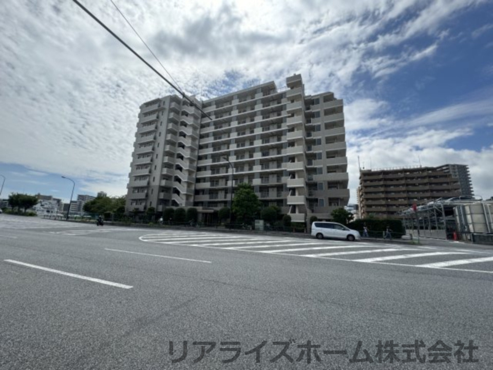 キャナルパーク東京ベイの外観|運河沿いの静かな立地に佇むマンションです♪