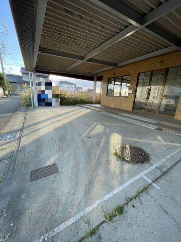 【駐車場】 | 一宮市萩原町　売元社員寮 | 駐車スペース　建物東側に車３台分、バイクや駐輪可能な場所もあります！来客用にも困りませんね。