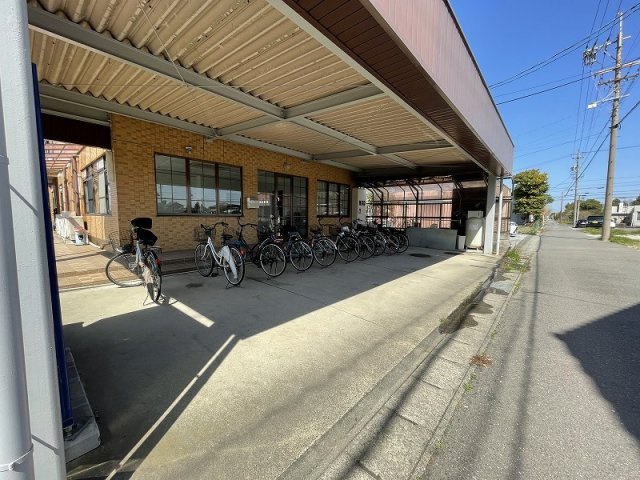 【駐輪場】 | 一宮市萩原町　売元社員寮 | 駐車スペース　建物東側に車３台分、バイクや駐輪可能な場所もあります！来客用にも困りませんね。