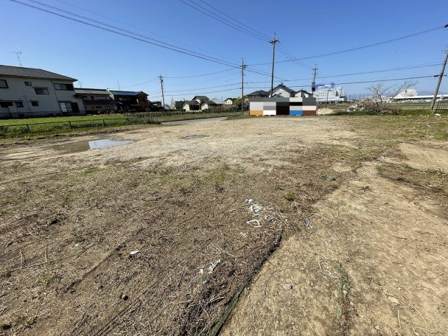 【駐車場】 | 一宮市萩原町　売元社員寮 | 現在建物南側土地を駐車場用として賃貸中！車や工事車両も複数台停まる大きさです！（引継ぎ可能）