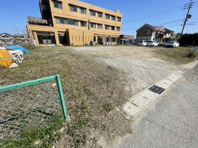 【駐車場】 | 一宮市萩原町　売元社員寮 | 現在建物南側土地を駐車場用として賃貸中！車や工事車両も複数台停まる大きさです！（引継ぎ可能）