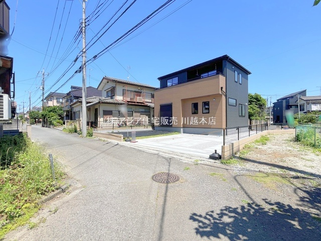 月々７万円台～　新築戸建　川越市岸町1丁目の前面道路含む現地写真|カースペース並列2台分駐車可能！接道幅も広い為お車の出し入れもラクラクです♪