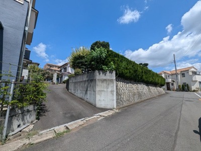 【外観】 | 相原町土地 | 南西側から撮影。前面道路から少し上がった土地ですが、敷地内高低差はございません。