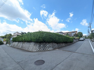 【前面道路含む現地写真】 | 相原町土地 | 南東側から撮影。この角部分で道路高低差+1.9ｍほどです。