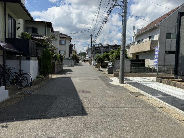 松戸市常盤平６丁目新築戸建【常盤平第二小学校：4分】の前面道路含む現地写真|南側前面道路・幅員約6ｍ