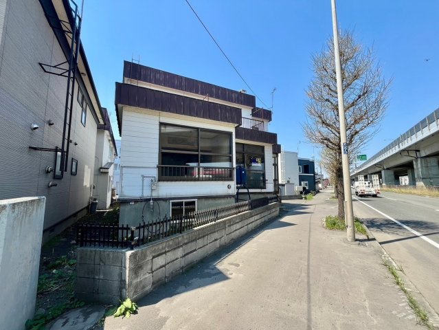 北郷3条9丁目　売土地の前面道路含む現地写真