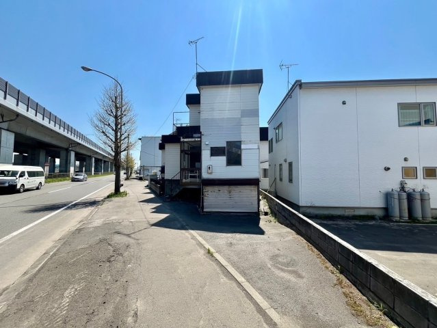 北郷3条9丁目　売土地の前面道路含む現地写真