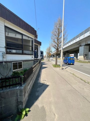 北郷3条9丁目　売土地の前面道路含む現地写真